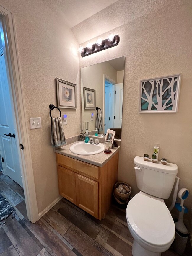 Building Photo - Gorgeous 3 bed/2.5 bath home with 3-CAR TA...