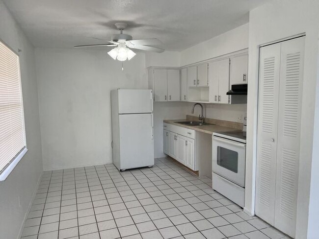 Building Photo - Beautiiful Palm Gardens 2 bedroom, 1 bath ...