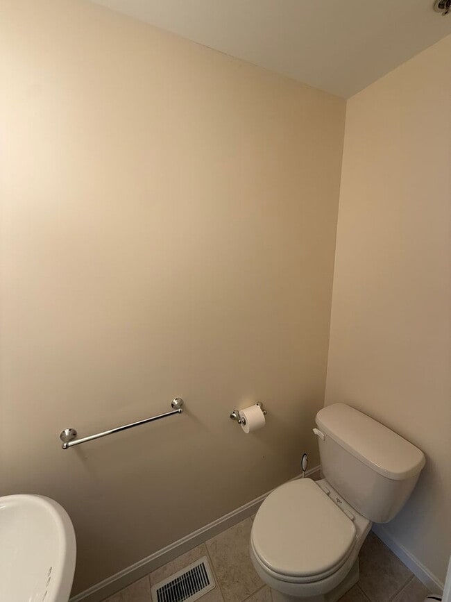 Building Photo - Furnished 2 Bedroom Condo Available for 1 ...
