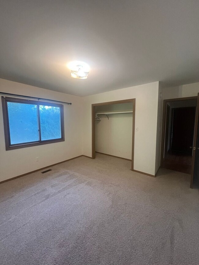 Building Photo - Lovely 2 Bedroom Southside Holland