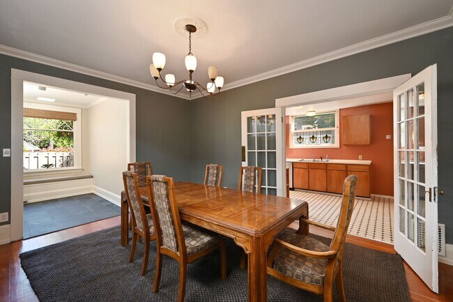 Building Photo - Charming & Spacious 4-Square 3 BR/1.75 BA ...
