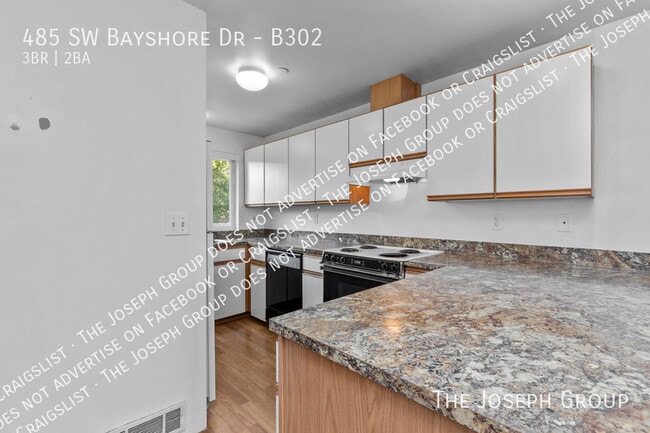 Building Photo - 485 SW Bayshore Dr