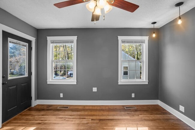 Building Photo - 1 Bedroom 1 Bath Duplex in the Heart of Auburn