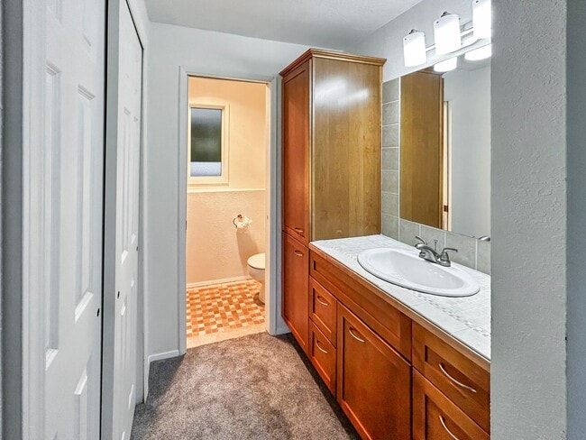 Building Photo - 2Bd/1.75Ba Redmond Condo