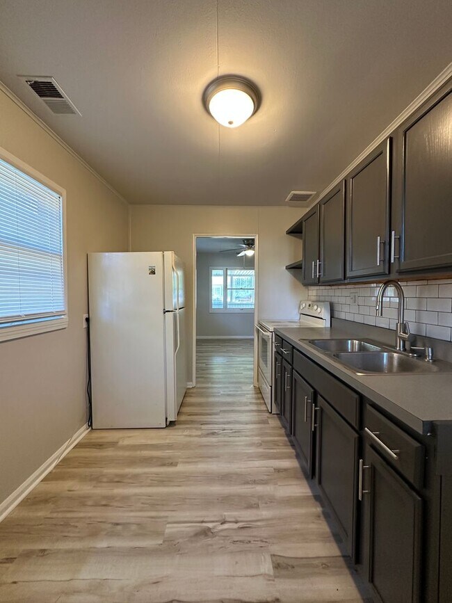 Building Photo - 2101 S Pershing Dr