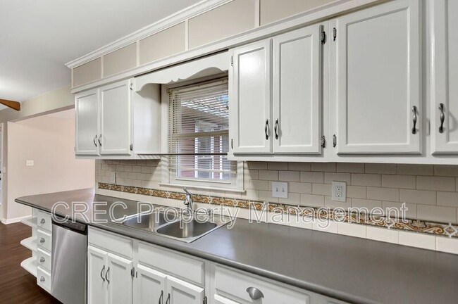 Building Photo - 700 Cluster Pines Rd