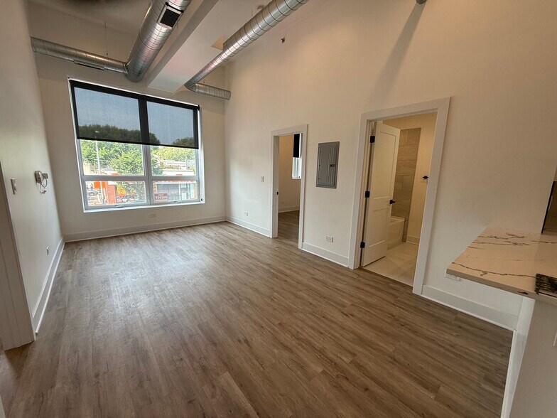 Building Photo - 4735 N Artesian Ave