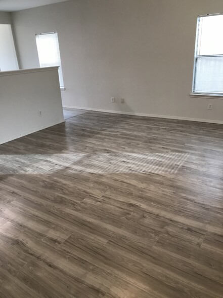 Living room - 5750 Golf Hts