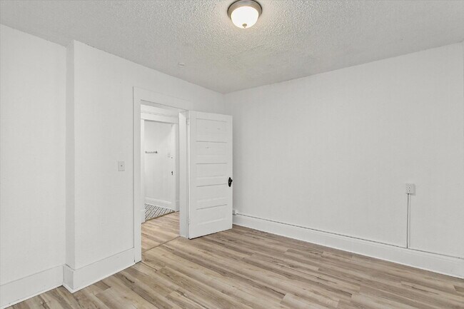 Building Photo - 2 bedroom / 1 bathroom apartment with Easy Commute or Walk to Drake University!