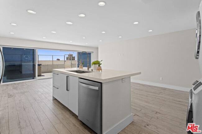 Building Photo - 6955 Trolleyway S