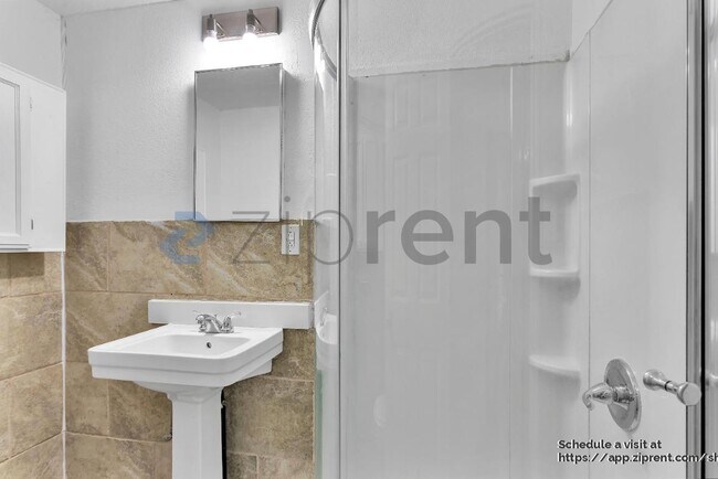 Building Photo - 1659 Knickerbocker Dr