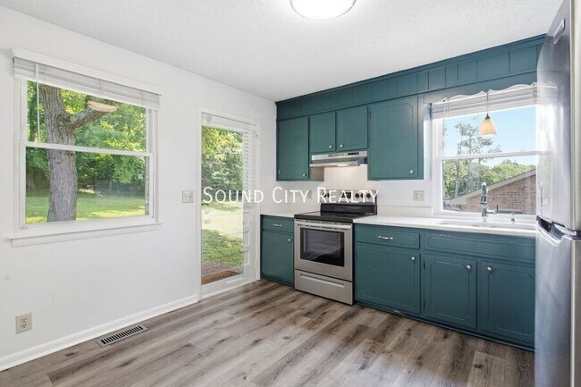 Building Photo - 923 Oak Vale Dr