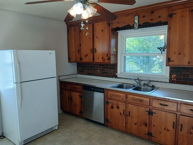 Building Photo - 323 Shoreline Dr