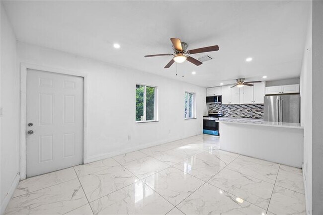 Building Photo - 1525 NE 160th St