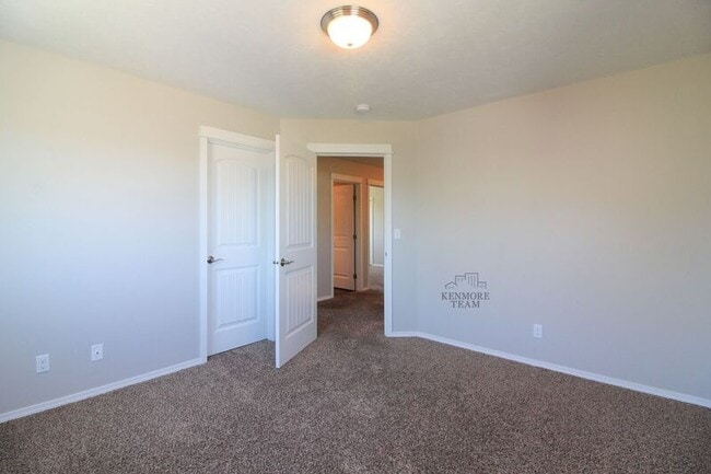 Building Photo - 727 Pinnacle Dr