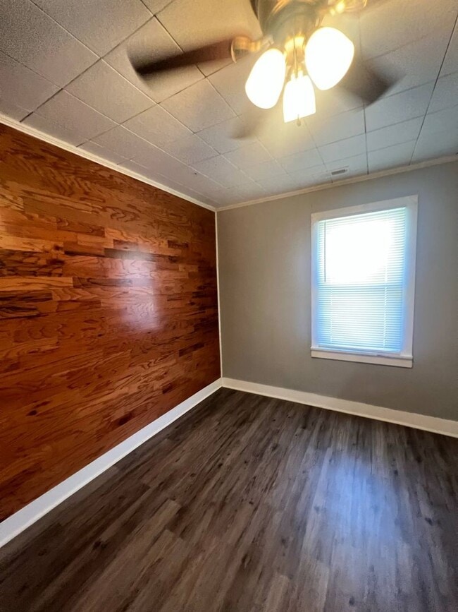 Building Photo - Cute 3 bedroom / 1 bathroom house with fen...