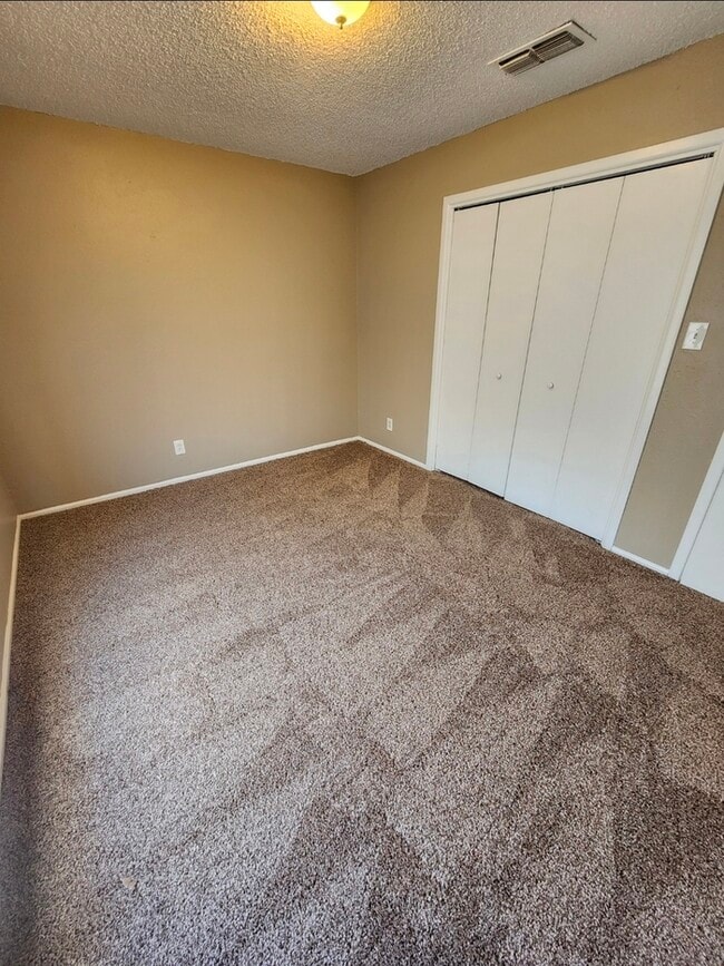 Building Photo - 3 bed 2 bath home