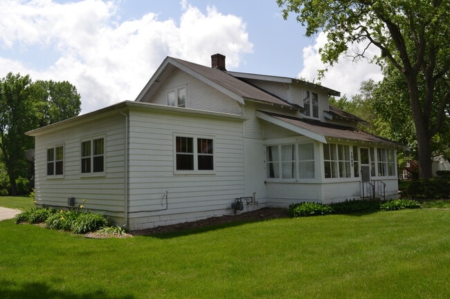 Building Photo - 4 Bedroom House Available August 1st, 2026