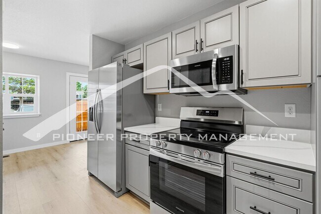 Building Photo - Spacious Condo with Washer/Dryer and Central AC