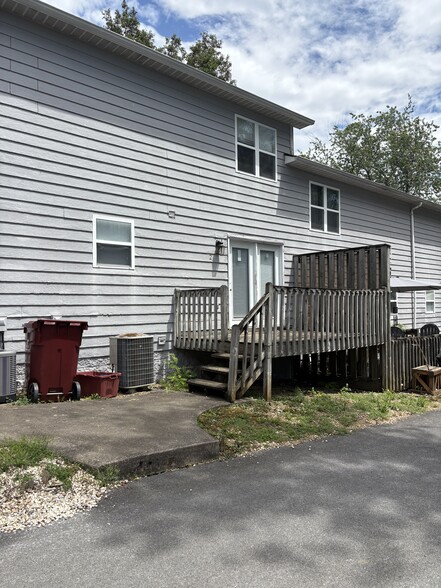 Building Photo - 409 S Beech St