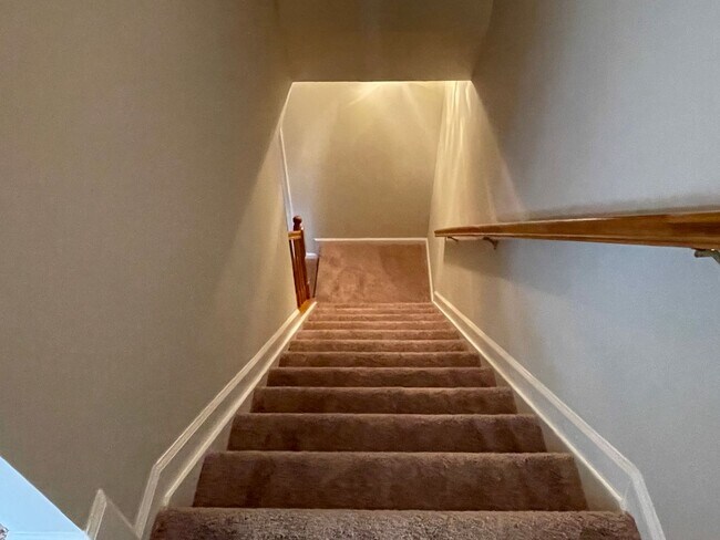 Building Photo - UPDATED TOWNHOUSE IN FREDERICKSBURG - CLOS...