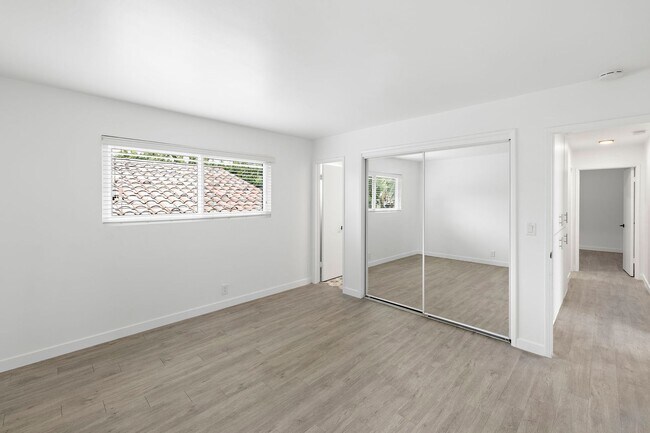 Building Photo - 219 Avenida Santa Barbara