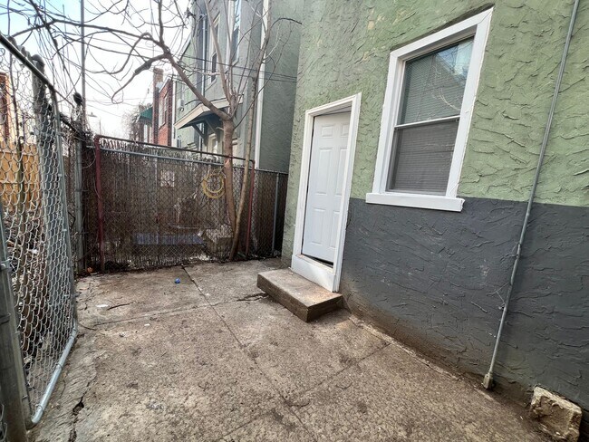 Building Photo - Remodeled 3b/1.5b House. Section 8 ONLY!