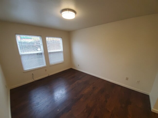 Building Photo - 830 Crescent Way