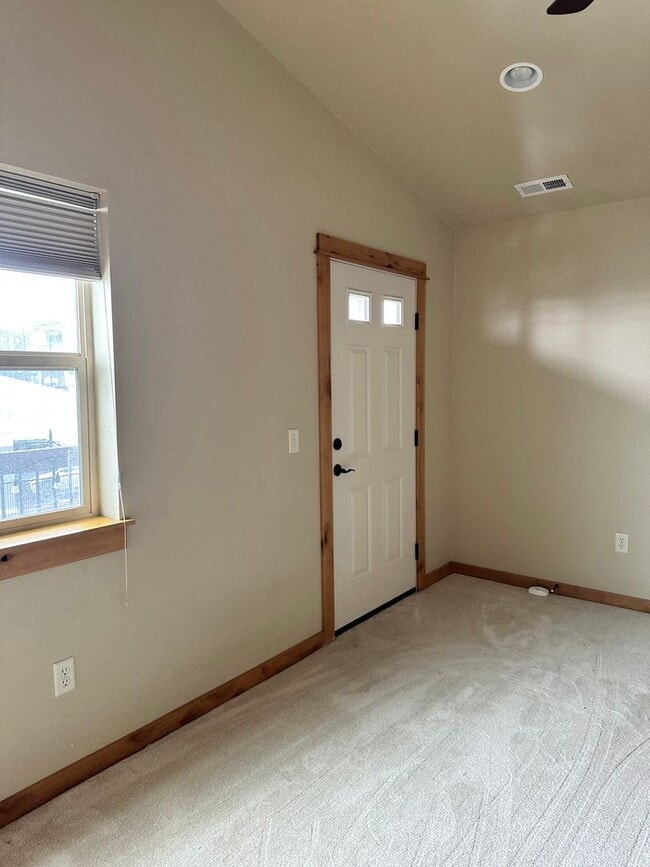 Building Photo - Large Beautiful Condo with Many Upgrades!!