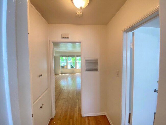 Building Photo - 1 Bed + 1 Bath Second Floor Unit!