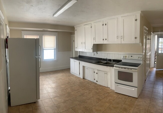 Building Photo - 2 N Main St