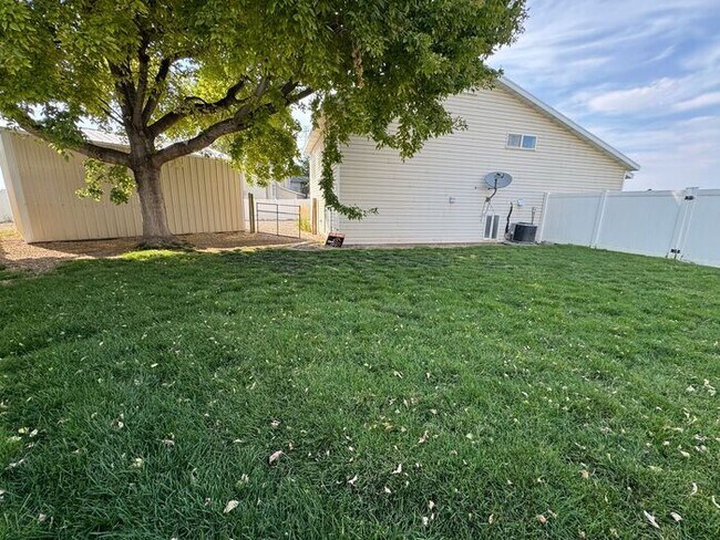 Building Photo - 4 bed 2 bath 2 car garage. Dog Friendly