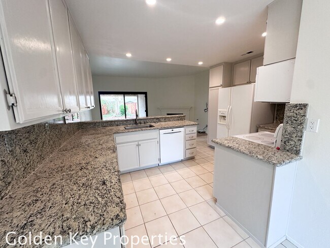 Building Photo - Move-in ready townhome in desirable Summerhill community in Encinitas!