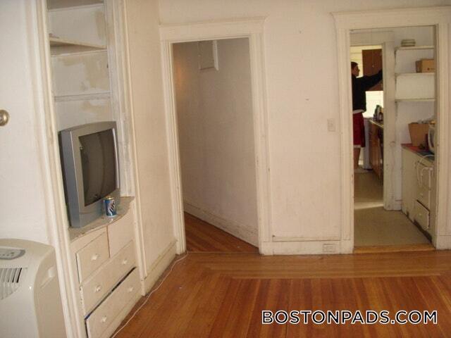 Building Photo - 208 Kelton St