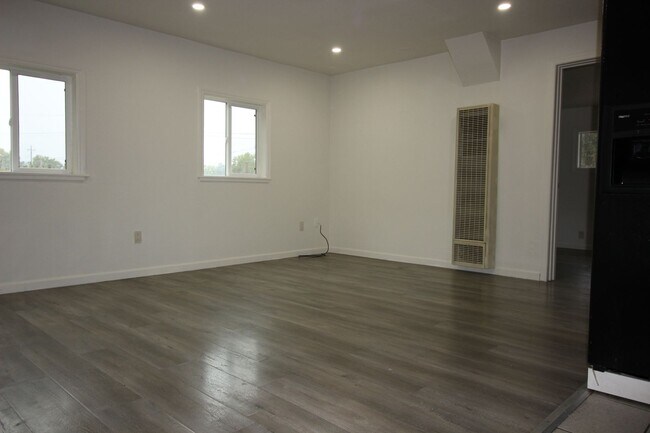 Building Photo - 672 Irwin Ln