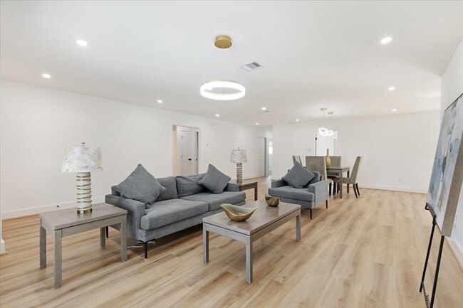 Building Photo - 9603 Emnora Ln