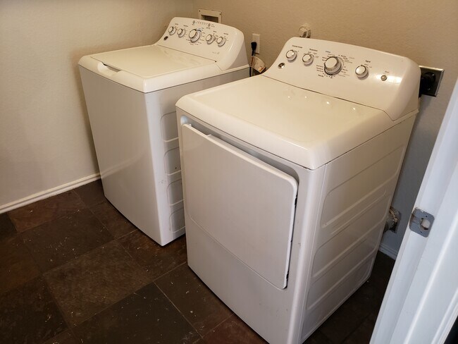 Building Photo - 2205 Melissa Oaks Ln