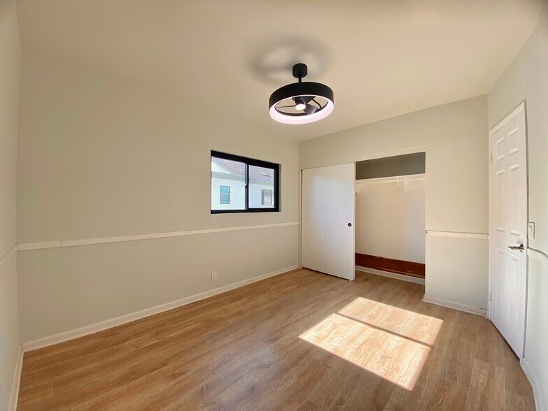 Building Photo - 8722 Villa La Jolla Dr