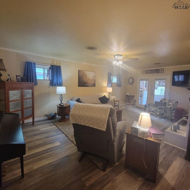 Building Photo - 2415 Martin St