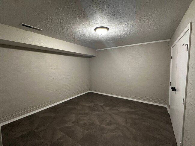 Building Photo - 2843 E Eastwood St