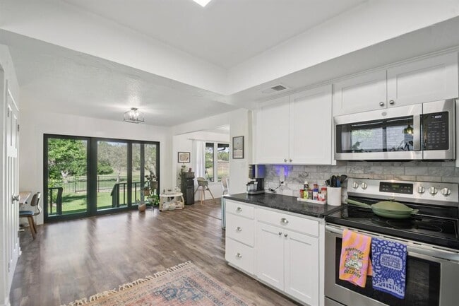 Building Photo - 730 Vanguard St