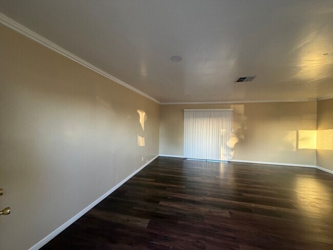 Building Photo - Affordable 3 BD 2 BA house in SW Bakersfield on a corner lot