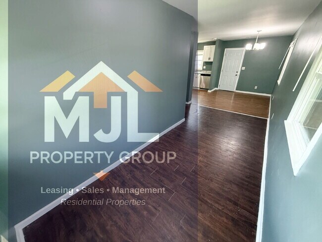 Building Photo - Spacious 3 Bedroom / 1 Bath Apartment in Sugar Creek *Ready Now*