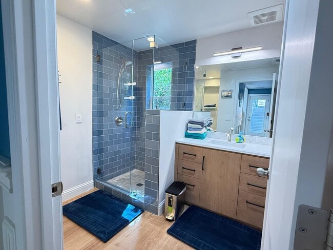 Building Photo - Spacious 5BD/2BA Home in San Carlos with S...