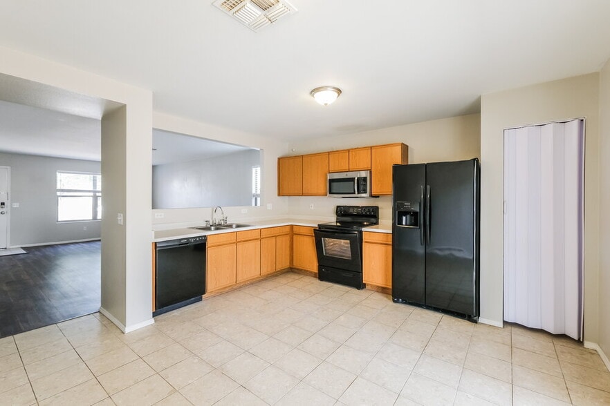 Building Photo - 11815 W Columbine Dr