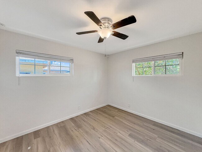 Building Photo - 839 N Midway Dr