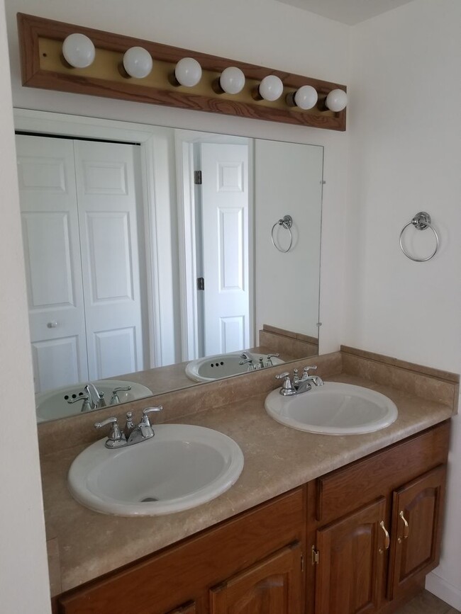 Building Photo - 4B/2B Home with Attached Garage in Longmon...