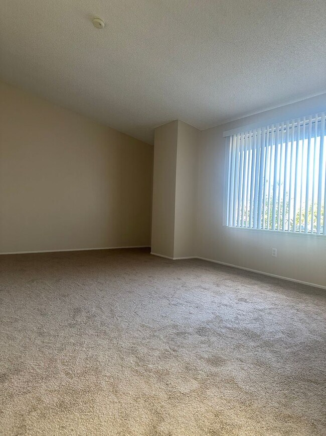 Building Photo - Charming 3-Bed/2.5-Bath Townhome with 2-Car Garage in Garden Grove