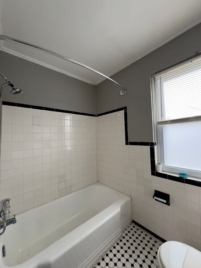 Building Photo - Charming 4 Bedroom/2 Bathroom Townhome in Mid-Govans, MD!