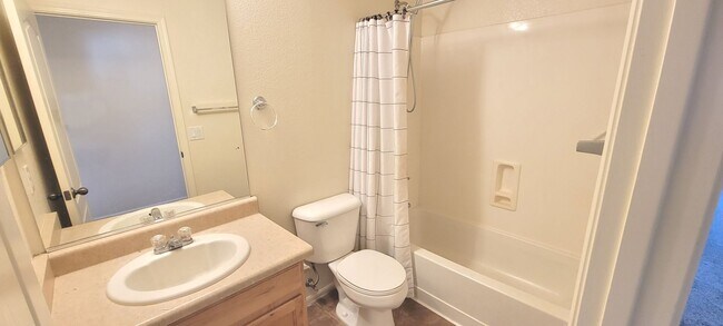 Building Photo - Circle Cross